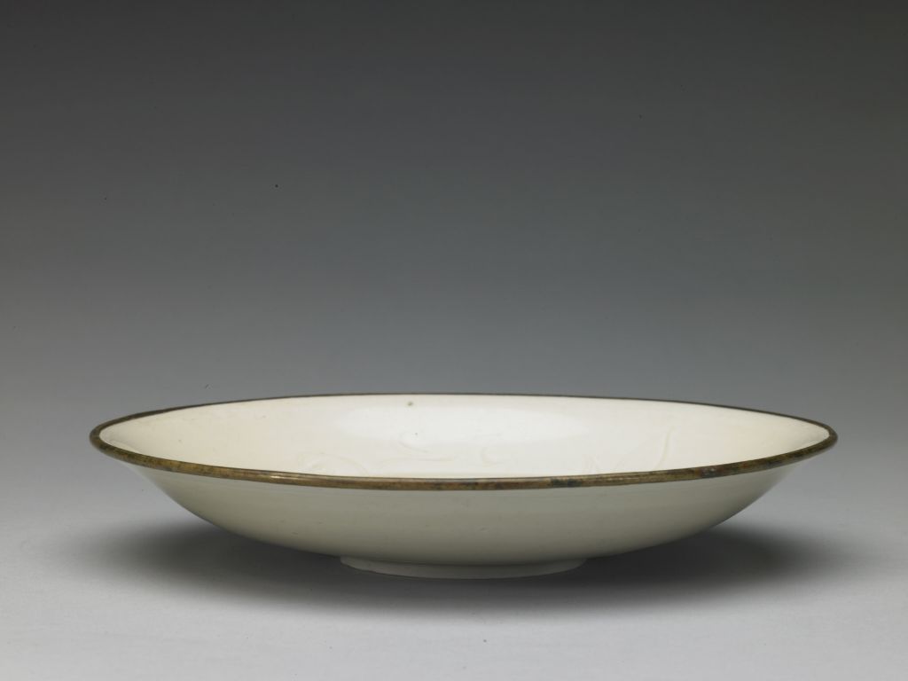 图片[1]-Ding Kiln White Glaze Carved Hemerocallis Plate-China Archive